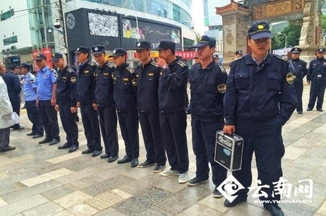 昆明城管整顿露天盲人按摩 嬉笑戏耍盲人