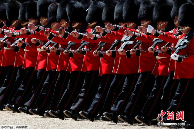 英国皇家军队阅兵彩排 一名士兵晕倒