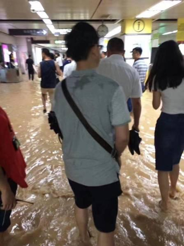 台风“苗柏”登陆深圳 地铁站内“水浸成河”