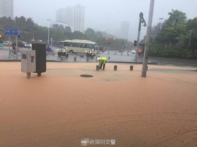 台风“苗柏”登陆深圳 地铁站内“水浸成河”