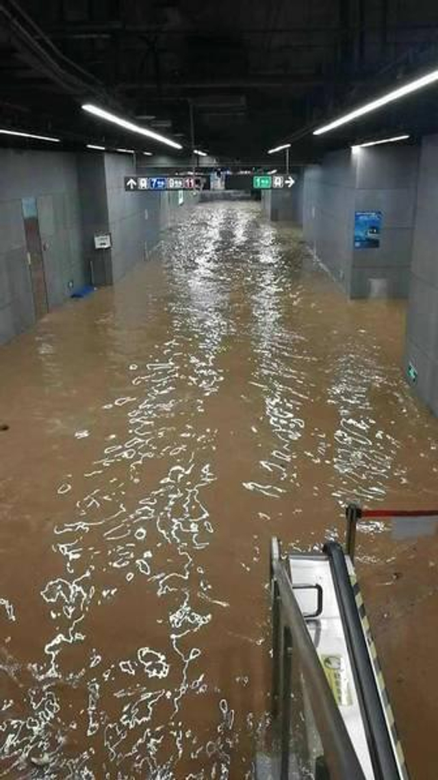 台风“苗柏”登陆深圳 地铁站内“水浸成河”