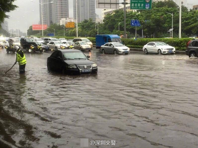 台风“苗柏”登陆深圳 地铁站内“水浸成河”