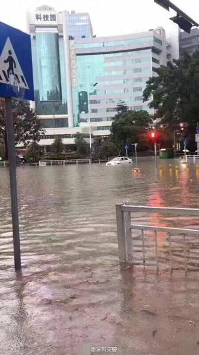 台风“苗柏”登陆深圳 地铁站内“水浸成河”