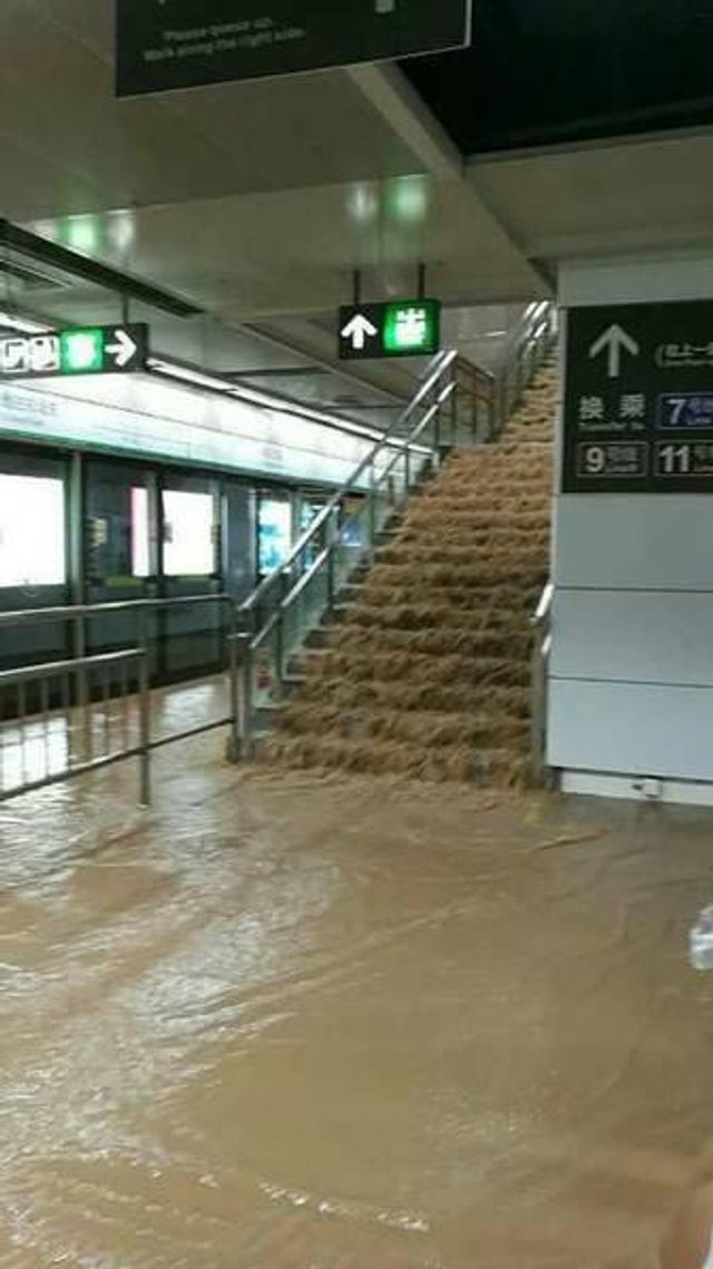 台风“苗柏”登陆深圳 地铁站内“水浸成河”