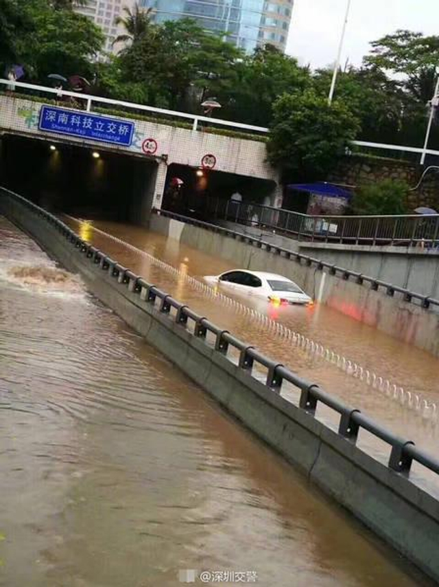 台风“苗柏”登陆深圳 地铁站内“水浸成河”