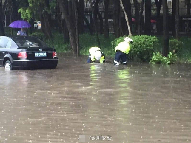 台风“苗柏”登陆深圳 地铁站内“水浸成河”