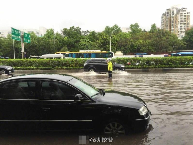 台风“苗柏”登陆深圳 地铁站内“水浸成河”