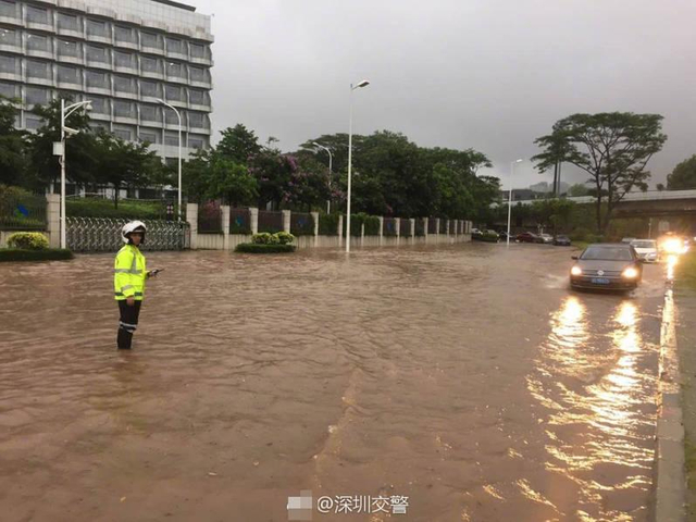台风“苗柏”登陆深圳 地铁站内“水浸成河”