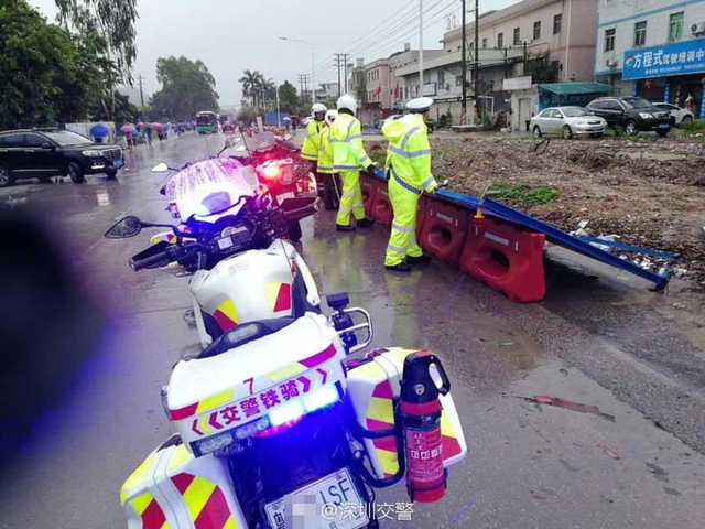 台风“苗柏”登陆深圳 地铁站内“水浸成河”