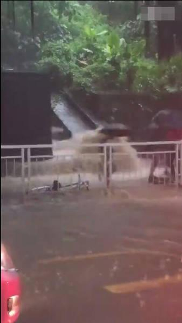 台风“苗柏”登陆深圳 地铁站内“水浸成河”