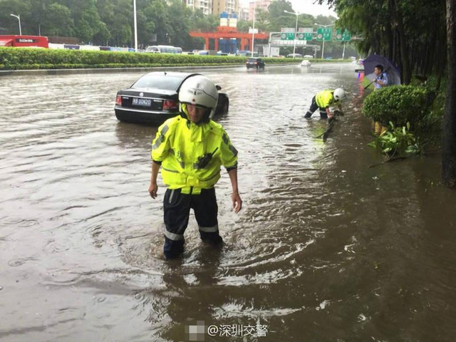 台风“苗柏”登陆深圳 地铁站内“水浸成河”