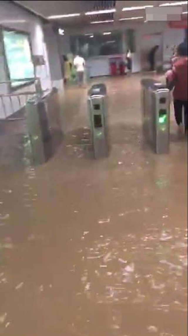 台风“苗柏”登陆深圳 地铁站内“水浸成河”