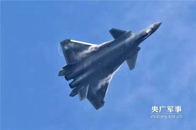 歼20战机高机动飞行：机背披白衣翼尖拉尾流
