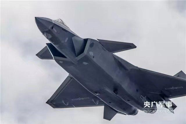 歼20战机高机动飞行：机背披白衣翼尖拉尾流