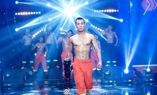 22岁消防员火了 6块腹肌俘获迷妹