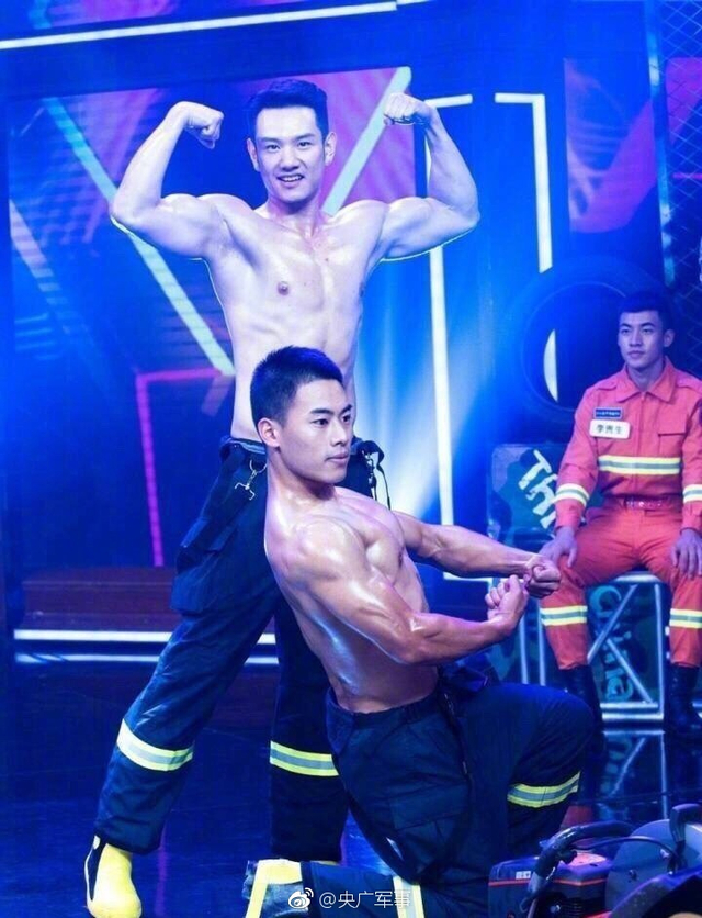 22岁消防员火了 6块腹肌俘获迷妹