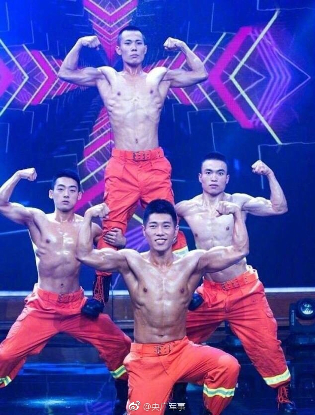 22岁消防员火了 6块腹肌俘获迷妹