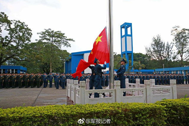驻香港部队举行升旗仪式，为祖国母亲送祝福
