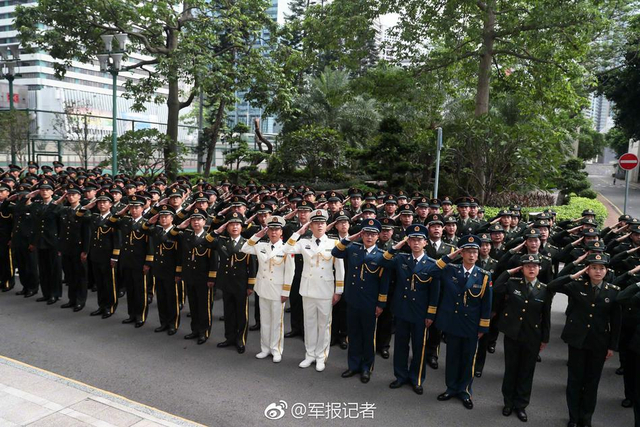 驻香港部队举行升旗仪式，为祖国母亲送祝福