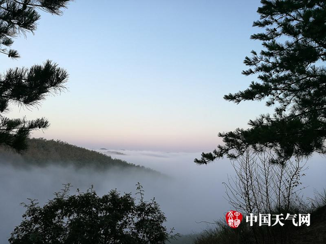 陕西子长龙虎山 雾锁山头青烟漫卷