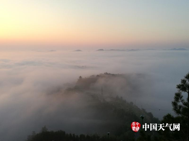 陕西子长龙虎山 雾锁山头青烟漫卷