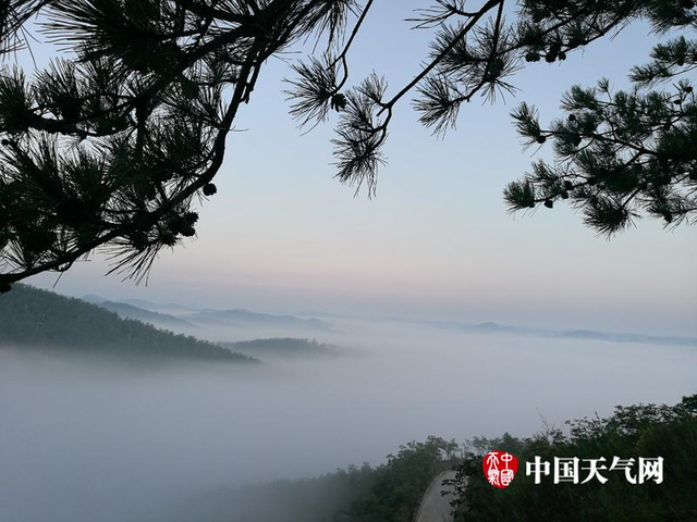 陕西子长龙虎山 雾锁山头青烟漫卷