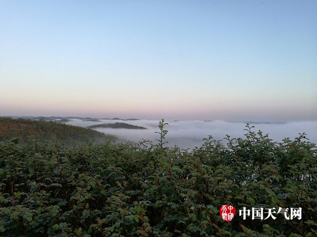 陕西子长龙虎山 雾锁山头青烟漫卷