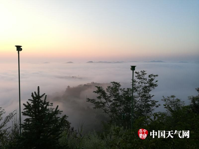 陕西子长龙虎山 雾锁山头青烟漫卷