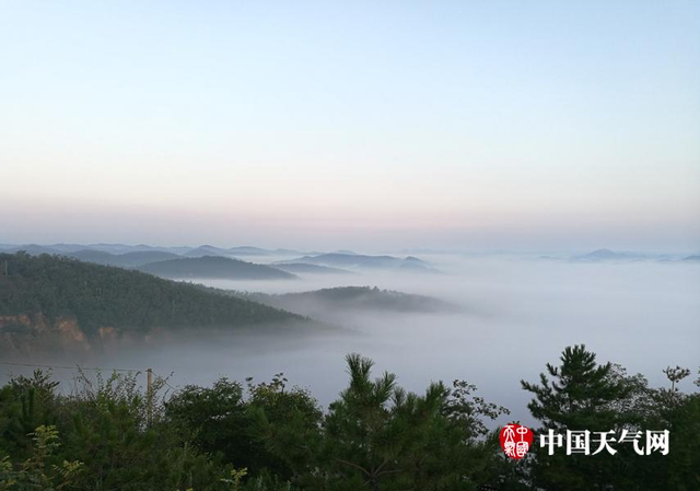 陕西子长龙虎山 雾锁山头青烟漫卷