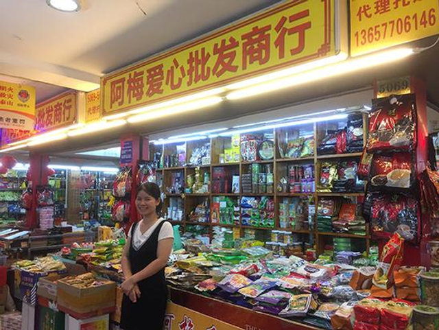 每天数千越南人往返广西东兴市跨国打工
