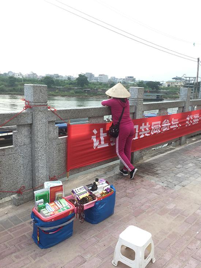 每天数千越南人往返广西东兴市跨国打工