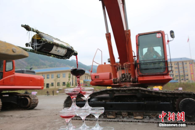 驻渝武警水电部队进行大比武 挖掘机倒酒写毛笔字