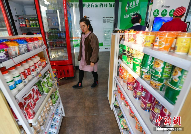 新疆乌鲁木齐首家“无人超市”吸引民众体验