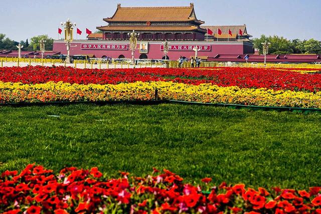 北京天安门开始布置花坛迎五一 新浪图片