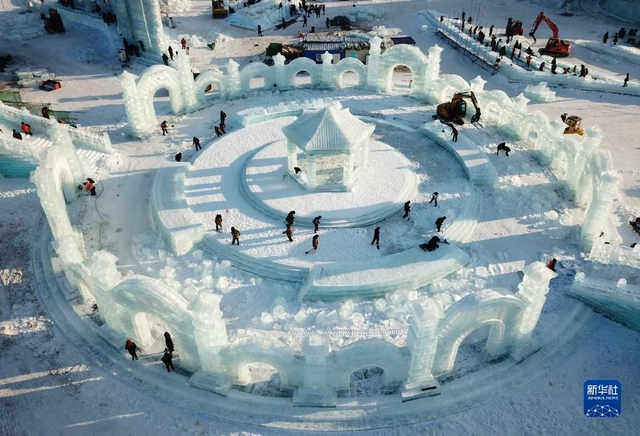 雕冰塑雪建设火 冰雪世界“逆”寒潮_新浪图片