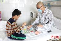 8岁男孩将捐骨髓救白血病父亲