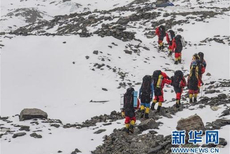 珠峰测量登山队修路运输队员突破北坳天险
