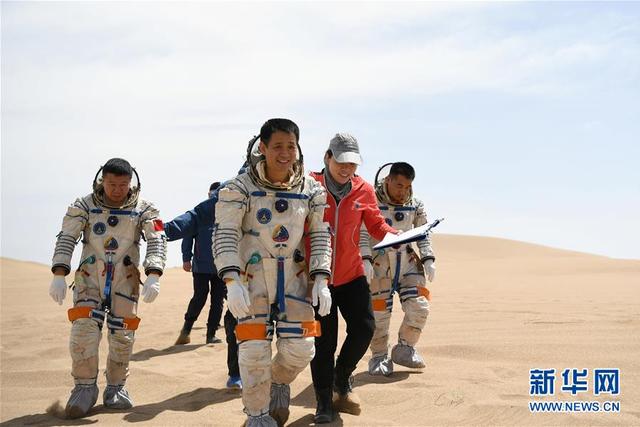 中国航天员首次在沙漠野外生存训练