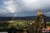 捷克城堡举行走扁带活动 参与者空中与彩虹“相遇”