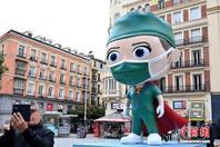 西班牙首都摆放6米高“超级卫士” 致敬抗疫英雄