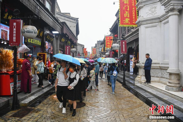 国庆假期 北京前门步行街游客如织_新浪图片