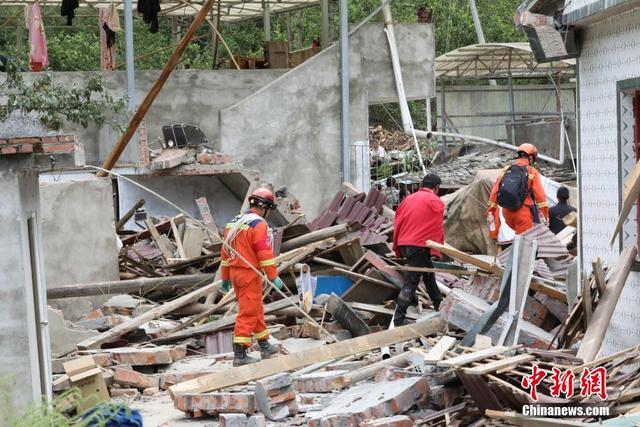 四川泸定68级地震：森林消防救援力量转移受灾群众新浪图片 7902