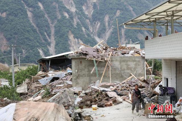 四川泸定68级地震：森林消防救援力量转移受灾群众新浪图片 9677