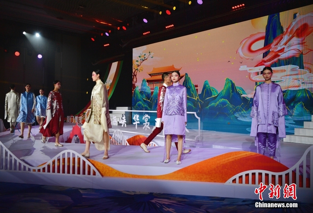海峡两岸华服T台秀举行_新浪图片