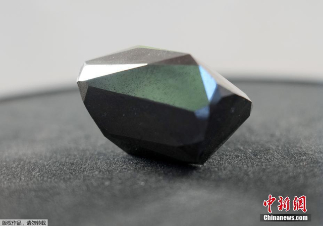 555.55克拉的巨型天然黑钻在美国洛杉矶展出_新浪图片