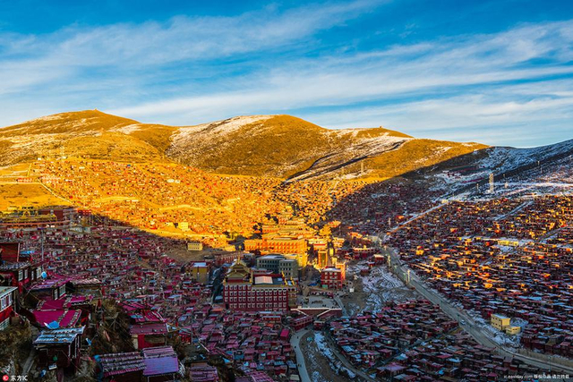 夜色中的色达佛学院灯火通明　梵天净土仿佛置身“火海”