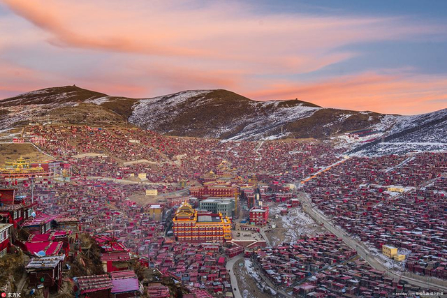 夜色中的色达佛学院灯火通明　梵天净土仿佛置身“火海”