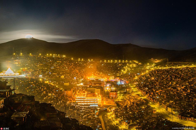 夜色中的色达佛学院灯火通明　梵天净土仿佛置身“火海”