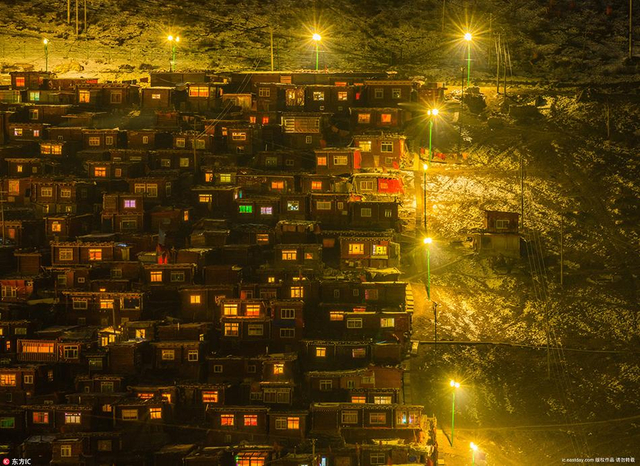 夜色中的色达佛学院灯火通明　梵天净土仿佛置身“火海”