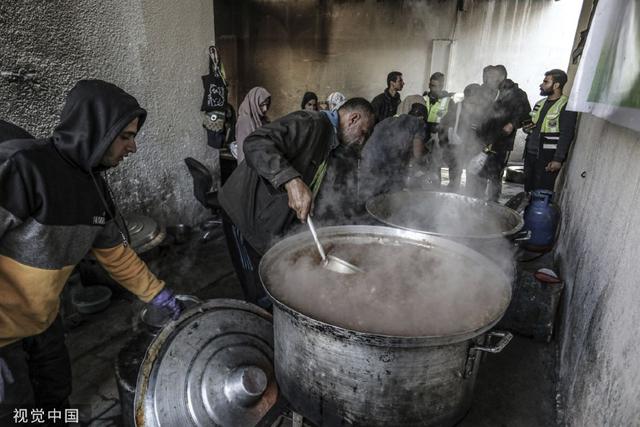 加沙地带深陷粮食危机 巴勒斯坦难民领取救济食物 新浪图片